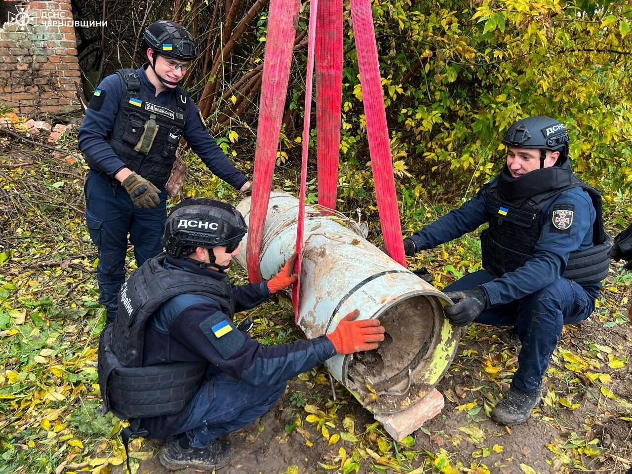 "Впала на присадибну ділянку": на Чернігівщині знайшли бойову частину ракети "Іскандер-К", яка не вибухнула. Фото