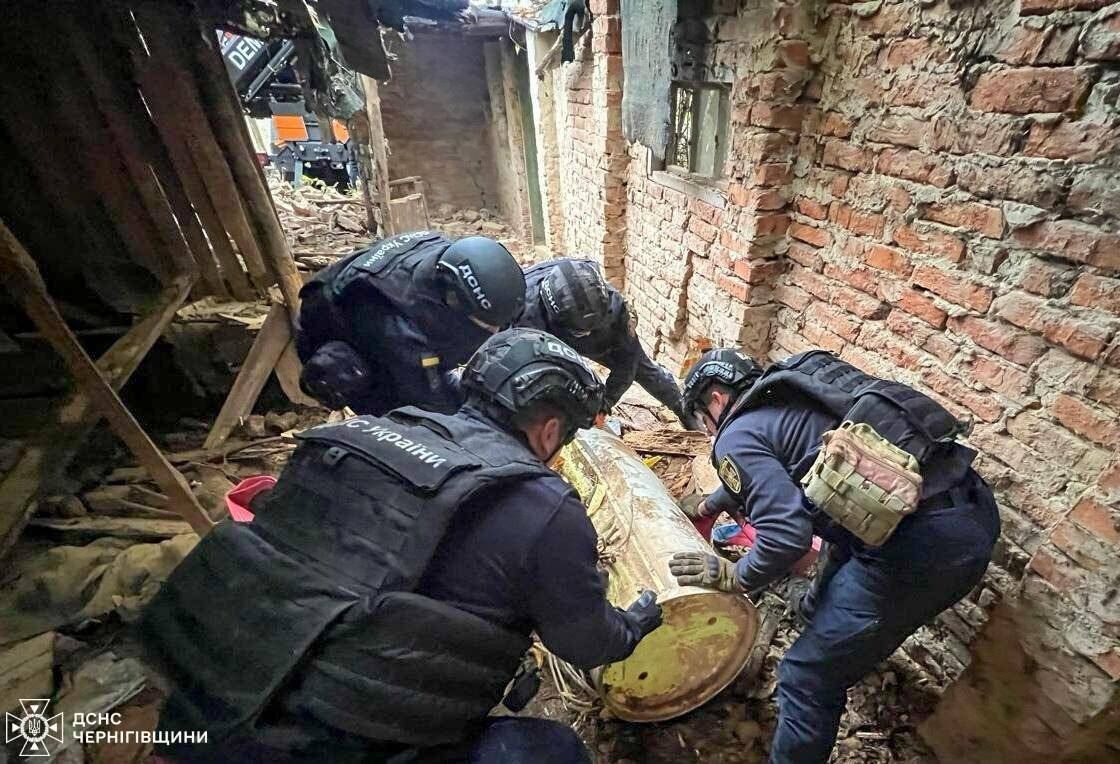 "Впала на присадибну ділянку": на Чернігівщині знайшли бойову частину ракети "Іскандер-К", яка не вибухнула. Фото