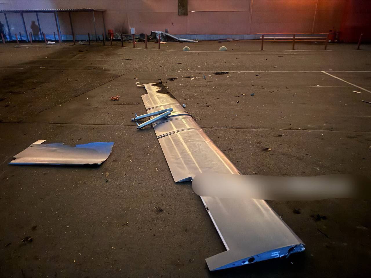 В оккупированном Донецке прогремели взрывы: горит бывший гипермаркет и склады армии РФ. Фото и видео