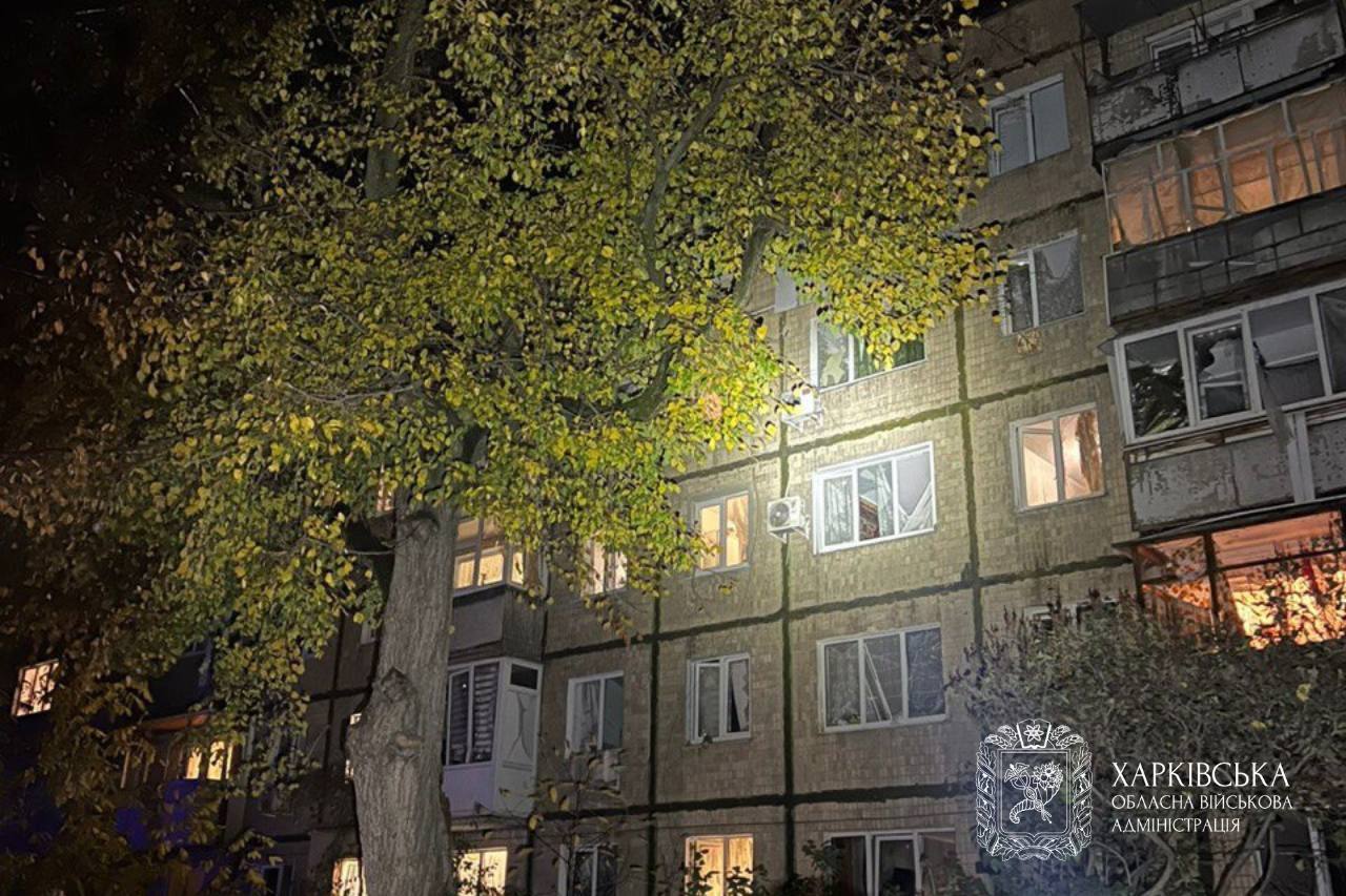 У Чугуєві армія РФ ударила по навчальному закладу та приватних будинках: серед постраждалих – дитина