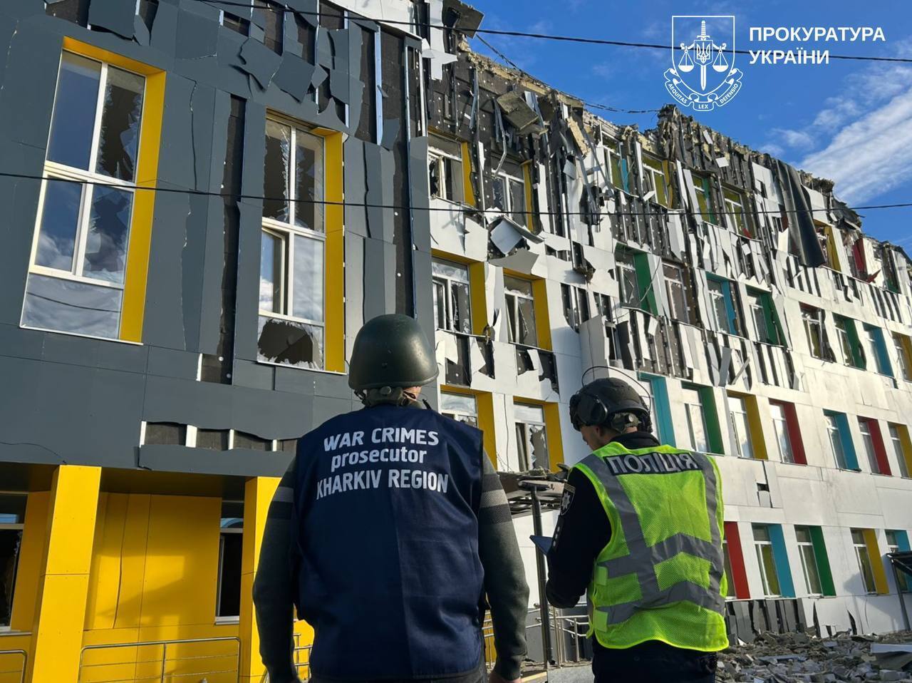 У Чугуєві армія РФ ударила по навчальному закладу та приватних будинках: серед постраждалих – дитина