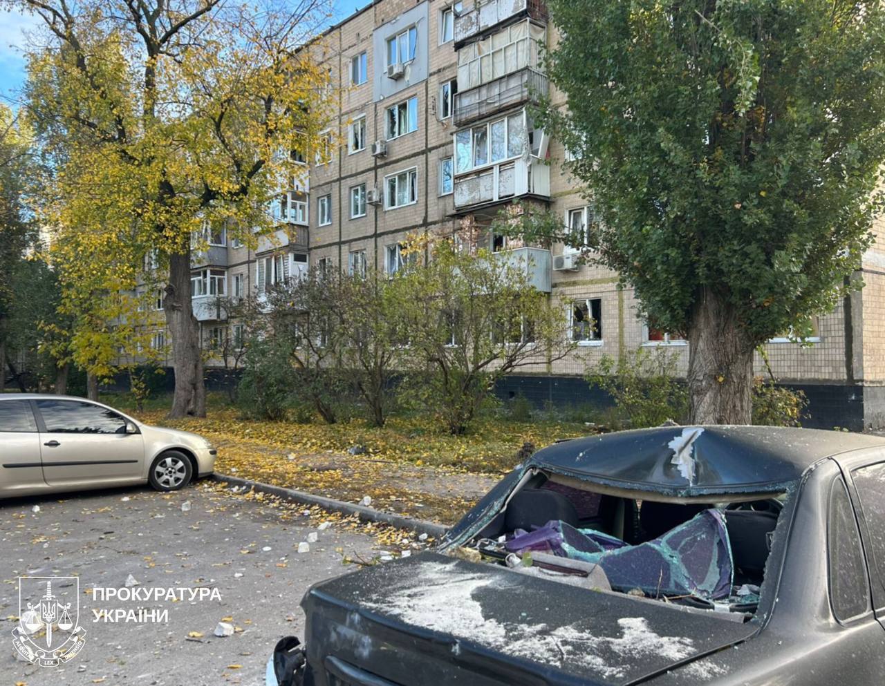 У Чугуєві армія РФ ударила по навчальному закладу та приватних будинках: серед постраждалих – дитина