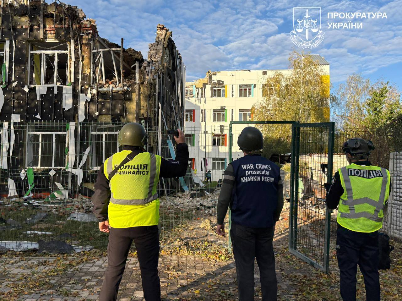 У Чугуєві армія РФ ударила по навчальному закладу та приватних будинках: серед постраждалих – дитина