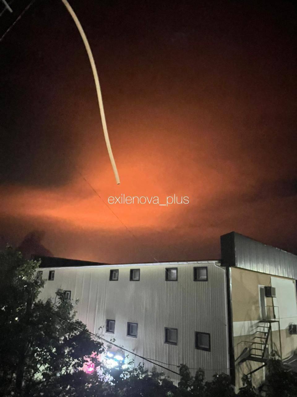 У Феодосії знову пролунали вибухи в районі нафтобази: спалахнула потужна пожежа. Фото і відео