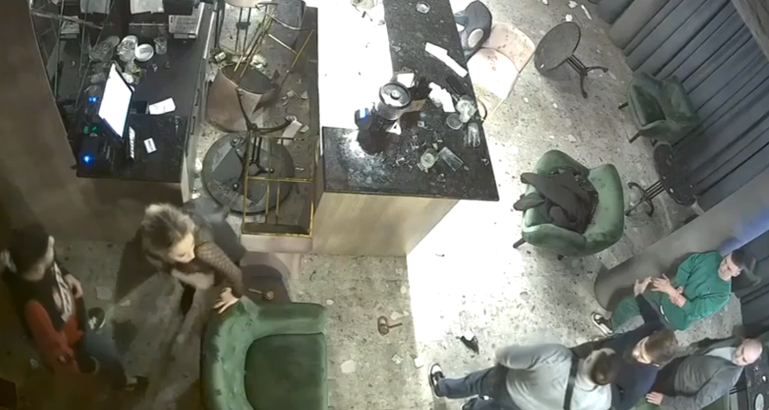 У Києві сталася стрілянина у барі: поранено дівчину, стрілка затримала поліція. Фото і відео