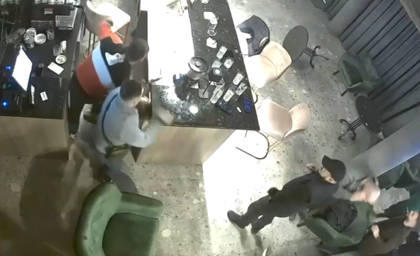 У Києві сталася стрілянина у барі: поранено дівчину, стрілка затримала поліція. Фото і відео