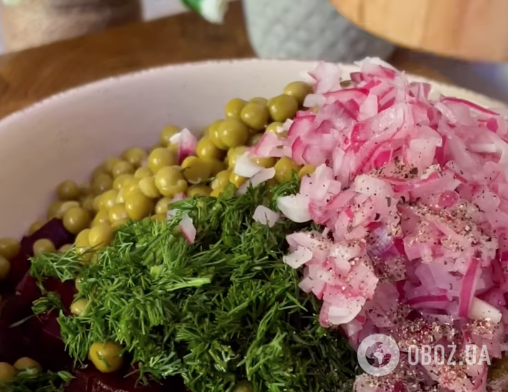 Вкуснее, чем классический: полезный винегрет с сельдью и горошком
