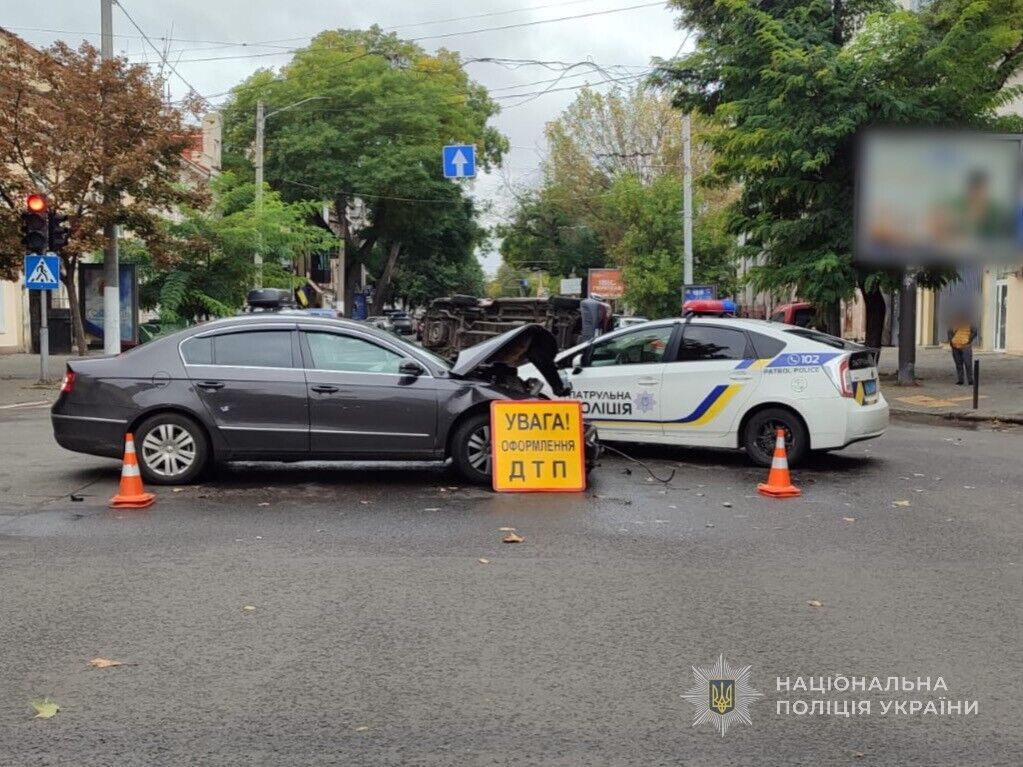 В Одессе пассажирский микроавтобус проехал на красный свет и устроил ДТП: пострадали восемь человек. Фото
