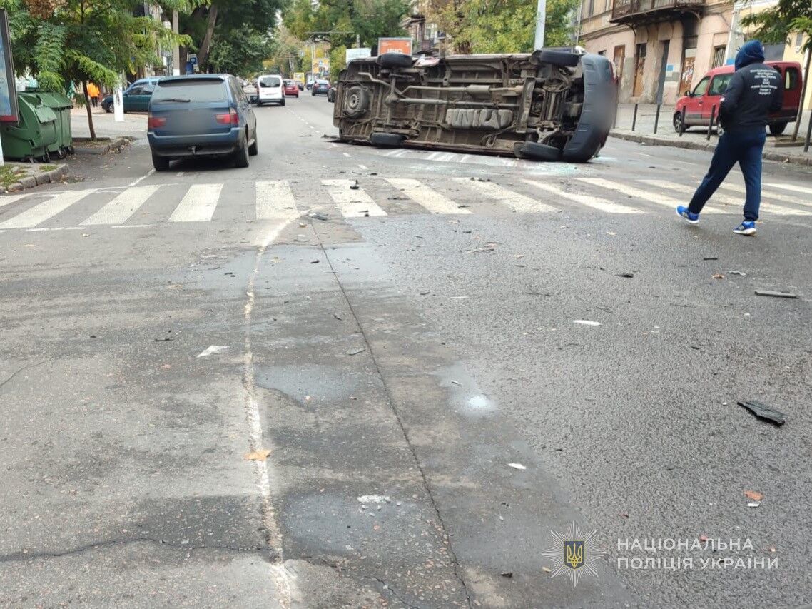 В Одессе пассажирский микроавтобус проехал на красный свет и устроил ДТП: пострадали восемь человек. Фото