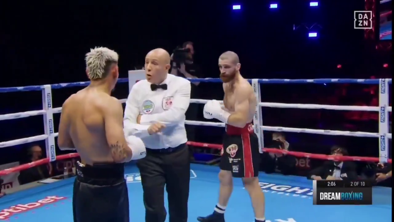 Знаменитый украинский боксер нокаутом завоевал два чемпионских титула. Видео