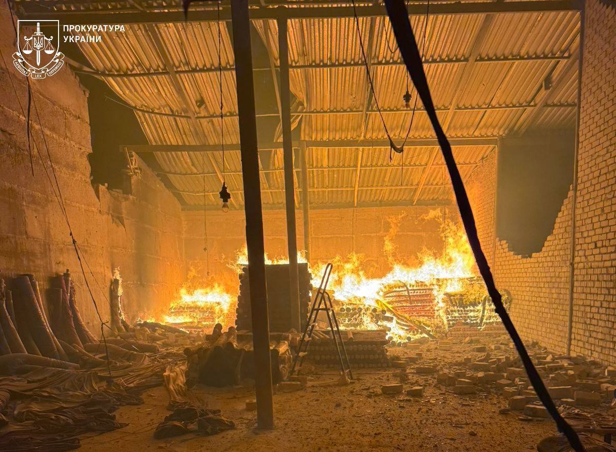 Окупанти атакували цивільну інфраструктуру Одещини: виникла масштабна пожежа, є постраждалий. Фото