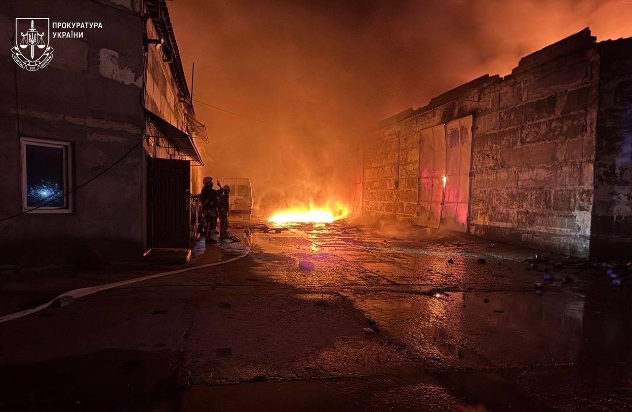 Окупанти атакували цивільну інфраструктуру Одещини: виникла масштабна пожежа, є постраждалий. Фото