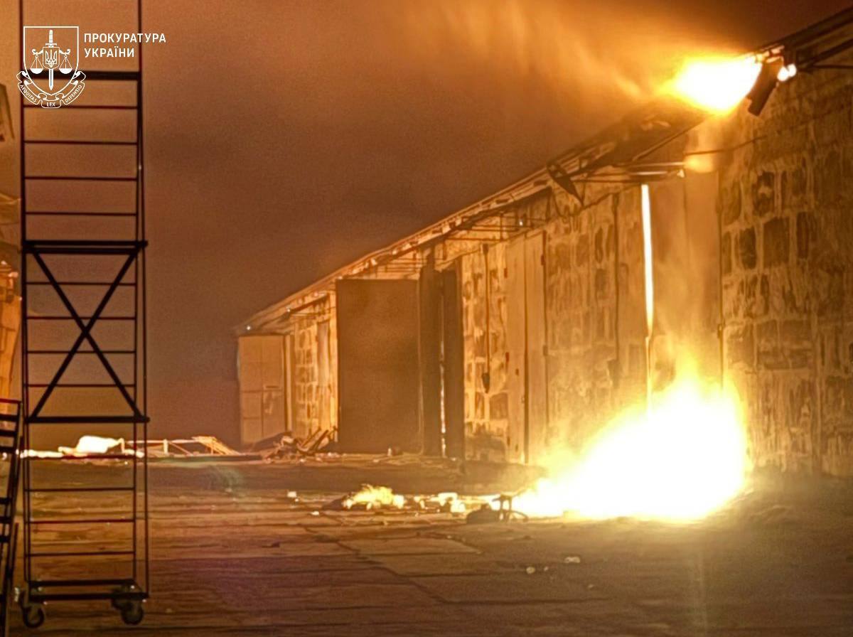 Окупанти атакували цивільну інфраструктуру Одещини: виникла масштабна пожежа, є постраждалий. Фото