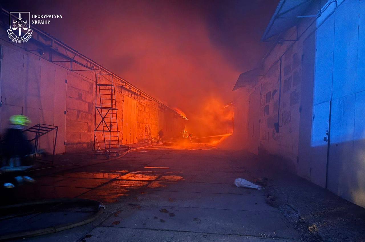 Окупанти атакували цивільну інфраструктуру Одещини: виникла масштабна пожежа, є постраждалий. Фото