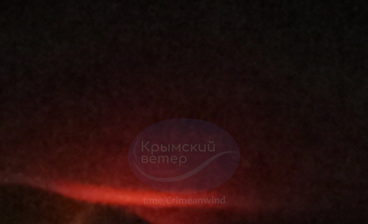 У Феодосії знову пролунали вибухи в районі нафтобази: спалахнула потужна пожежа. Фото і відео