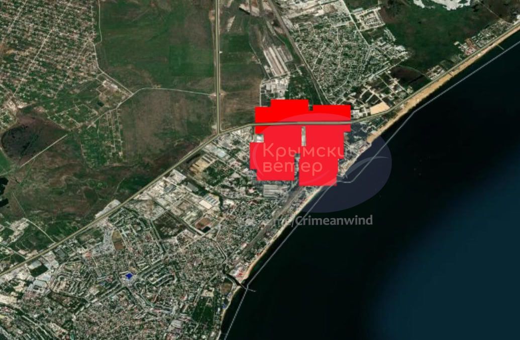 У Феодосії знову пролунали вибухи в районі нафтобази: спалахнула потужна пожежа. Фото і відео