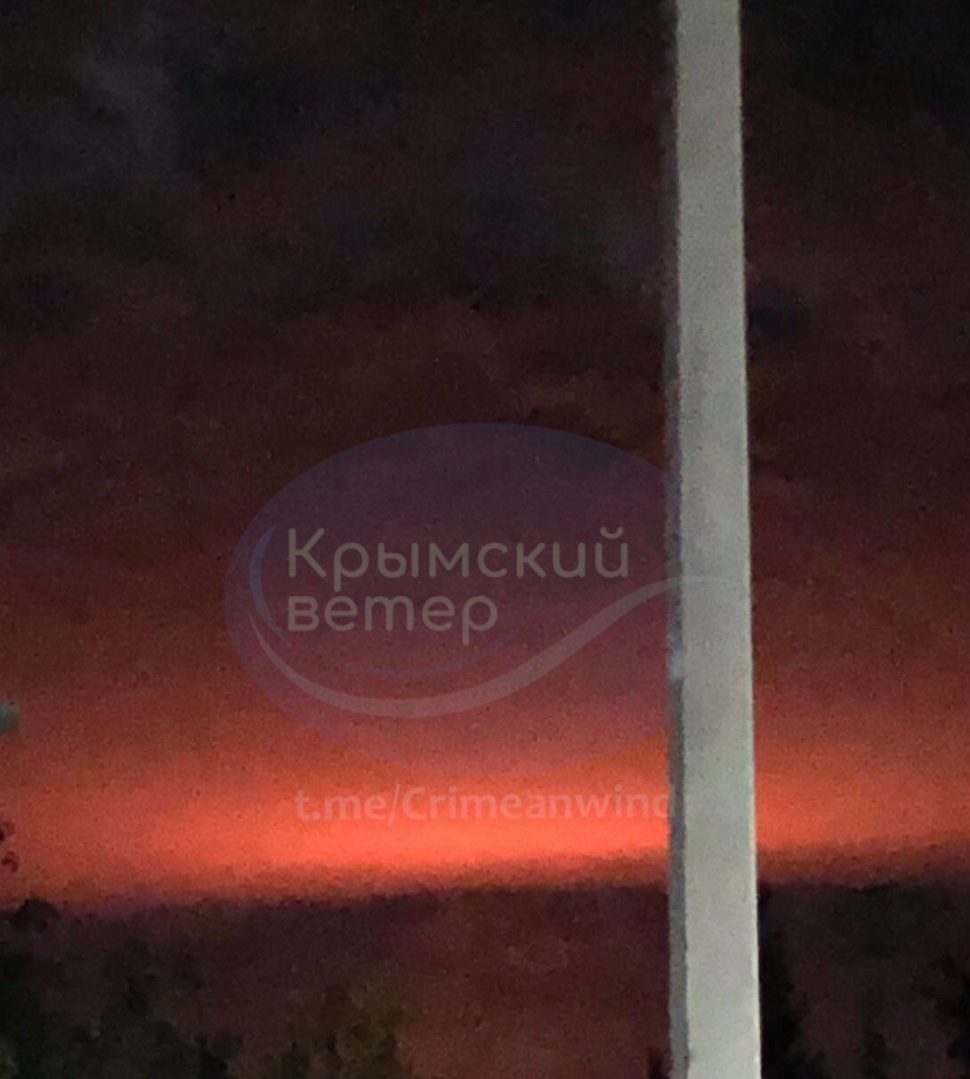 У Феодосії знову пролунали вибухи в районі нафтобази: спалахнула потужна пожежа. Фото і відео