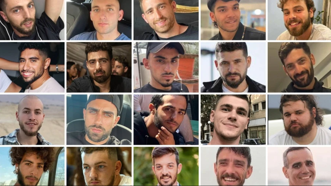 ХАМАС освободил группу заложников, их передали Красному Кресту: в Тель-Авиве люди вышли на площадь и оставили "послание" Трампу. Фото и видео