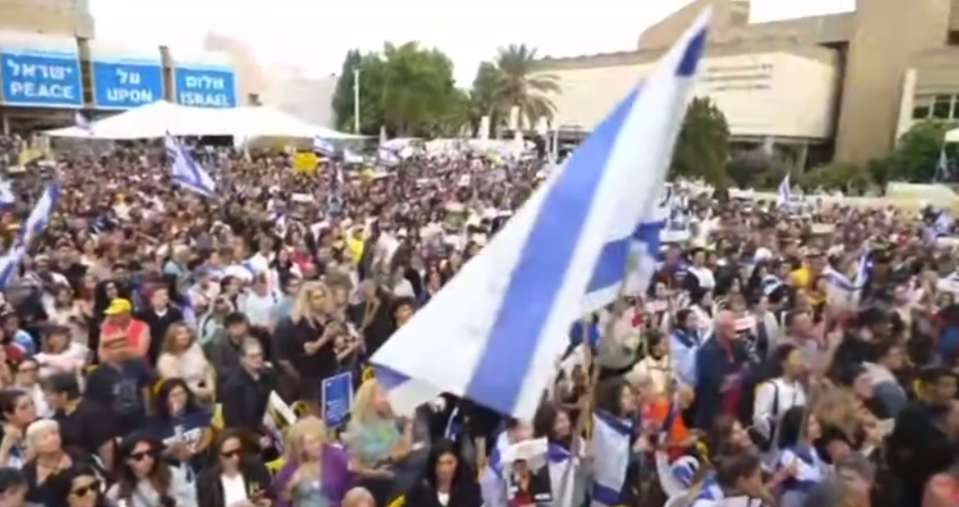 ХАМАС освободил группу заложников, их передали Красному Кресту: в Тель-Авиве люди вышли на площадь и оставили "послание" Трампу. Фото и видео