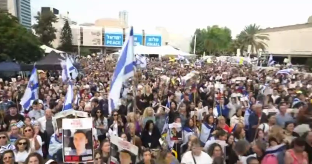 ХАМАС освободил группу заложников, их передали Красному Кресту: в Тель-Авиве люди вышли на площадь и оставили "послание" Трампу. Фото и видео
