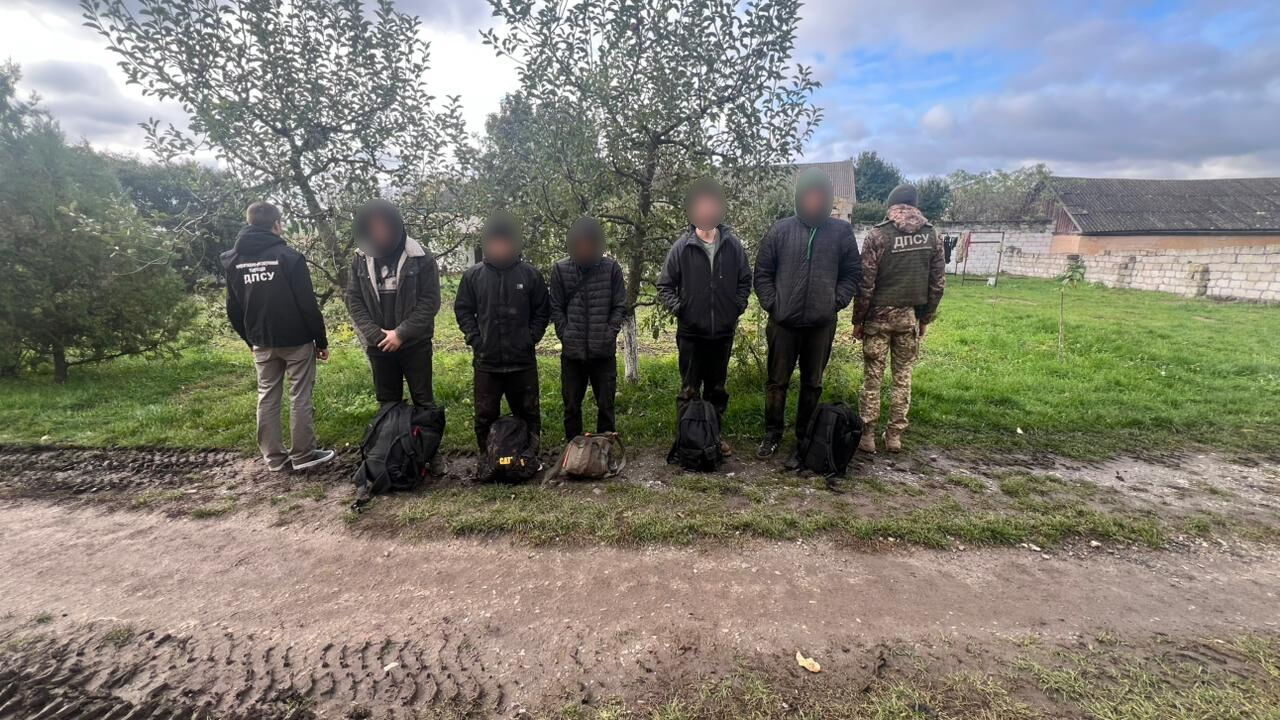 Заплатили тысячи евро за "карту побега": на Буковине пограничники задержали группу мужчин, которые пытались сбежать в Молдову. Фото и видео