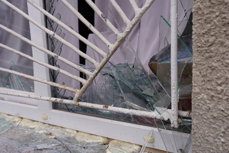 В Харькове вражеский дрон залетел прямо в окно общежития, где живут переселенцы из Купянска: появились данные о последствиях. Фото и видео