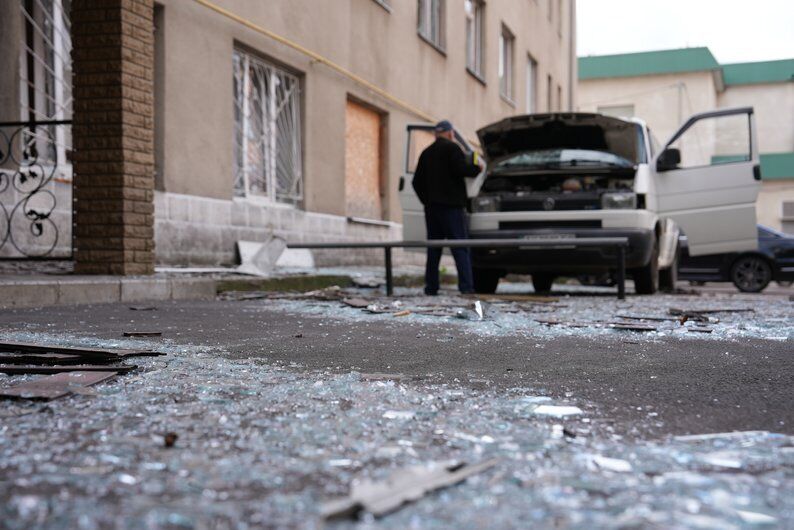В Харькове вражеский дрон залетел прямо в окно общежития, где живут переселенцы из Купянска: появились данные о последствиях. Фото и видео