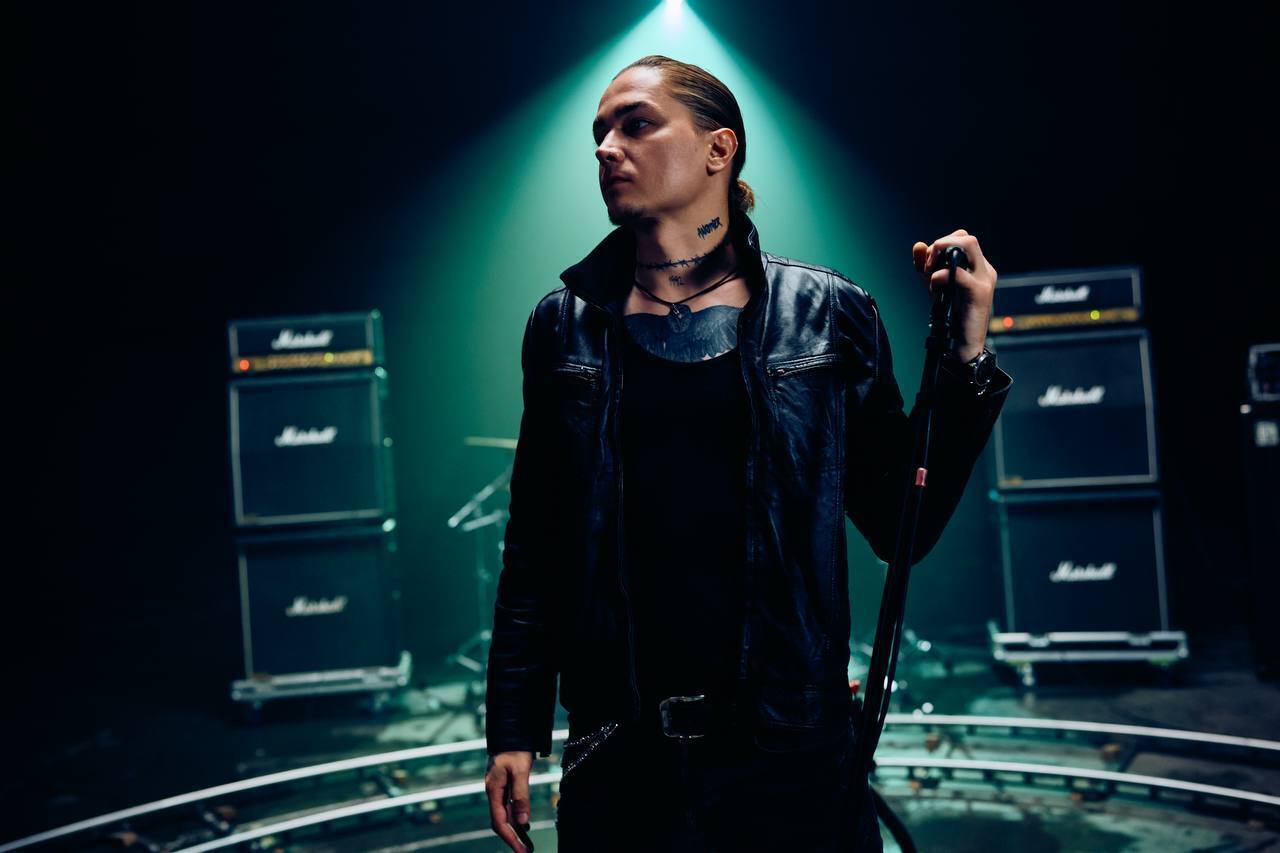 Профессиональные пилоты и опасные трюки: группа Anothers презентовала драйвовый клип "Виражи"