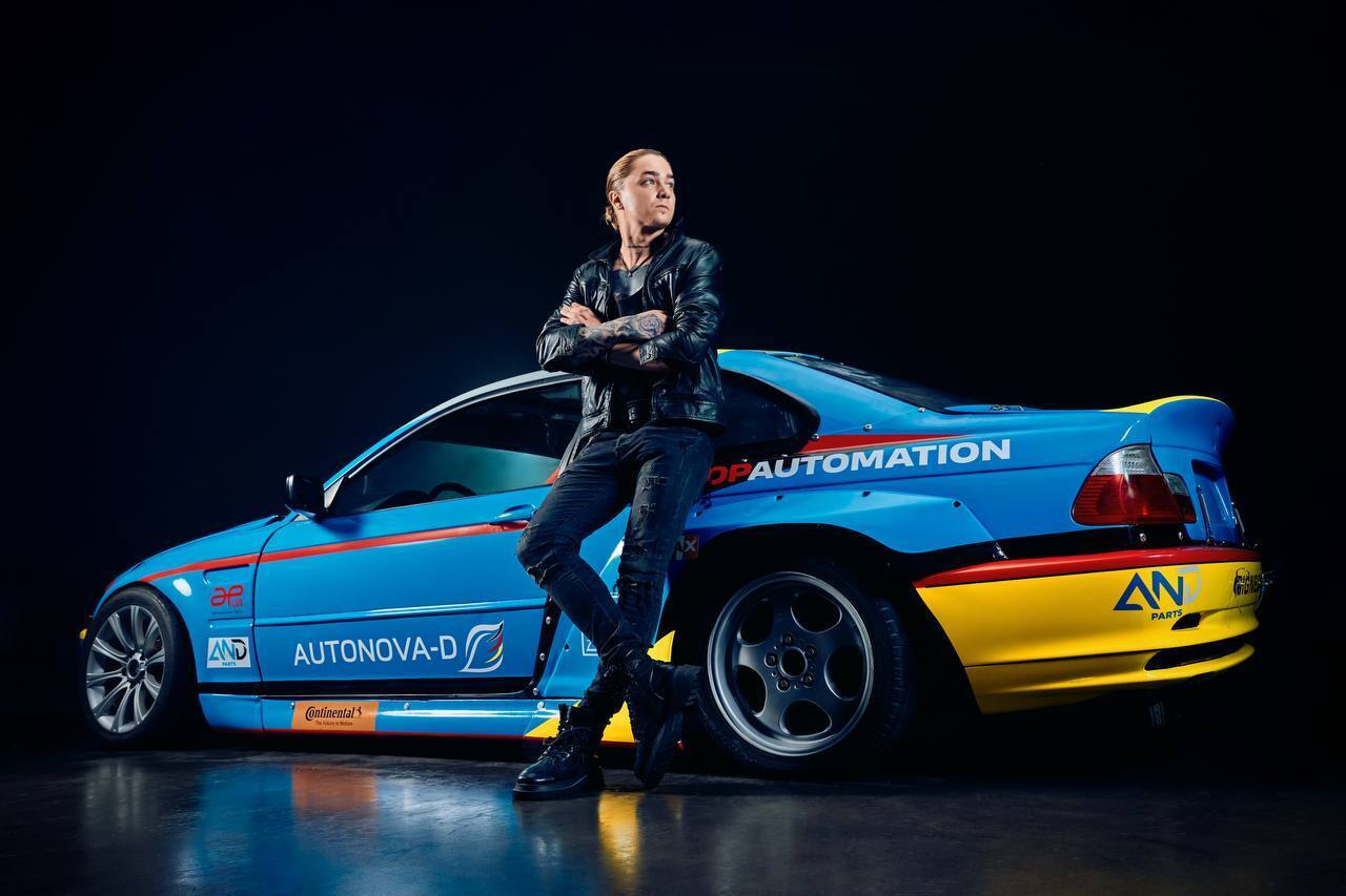 Профессиональные пилоты и опасные трюки: группа Anothers презентовала драйвовый клип "Виражи"