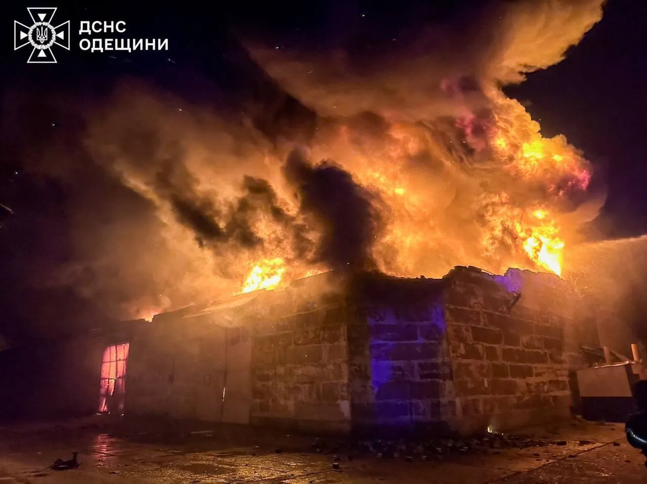 Окупанти атакували цивільну інфраструктуру Одещини: виникла масштабна пожежа, є постраждалий. Фото