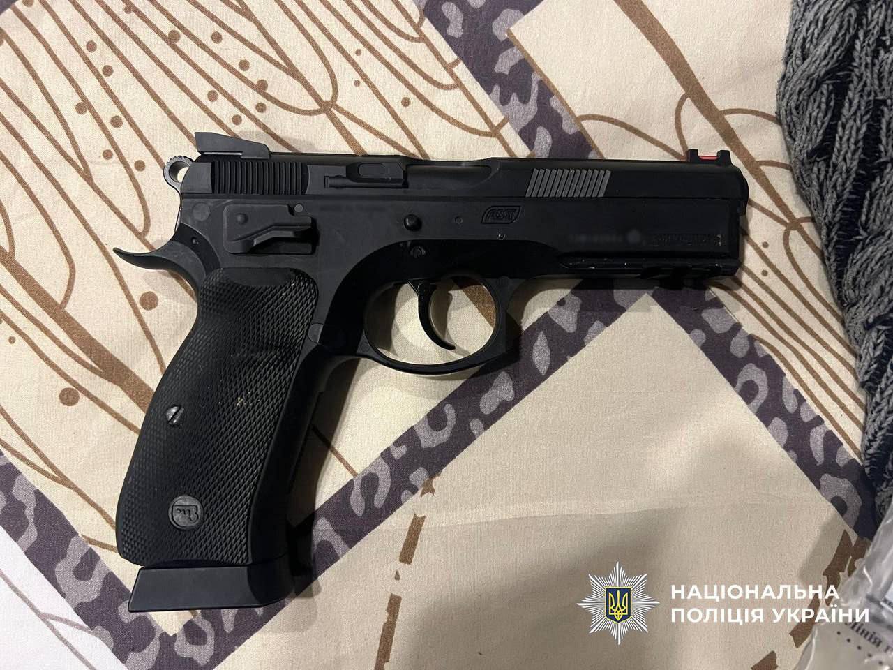 В Киеве парень избил и ограбил девушку, потому что она была непохожа на фото с сайта знакомств. Подробности дела