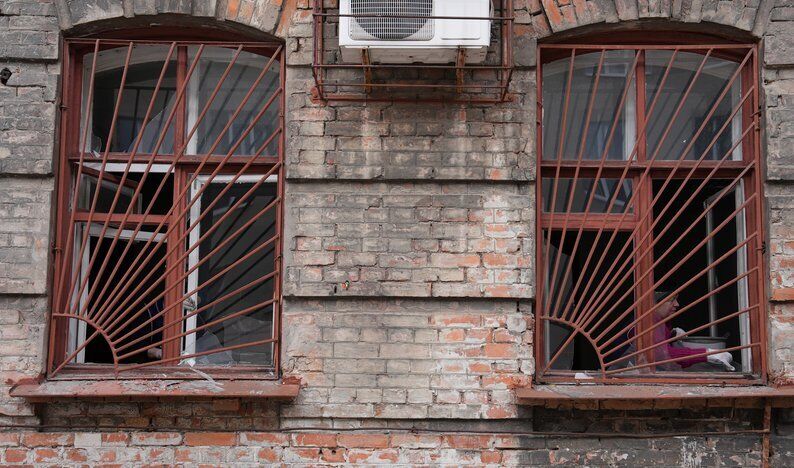 В Харькове вражеский дрон залетел прямо в окно общежития, где живут переселенцы из Купянска: появились данные о последствиях. Фото и видео