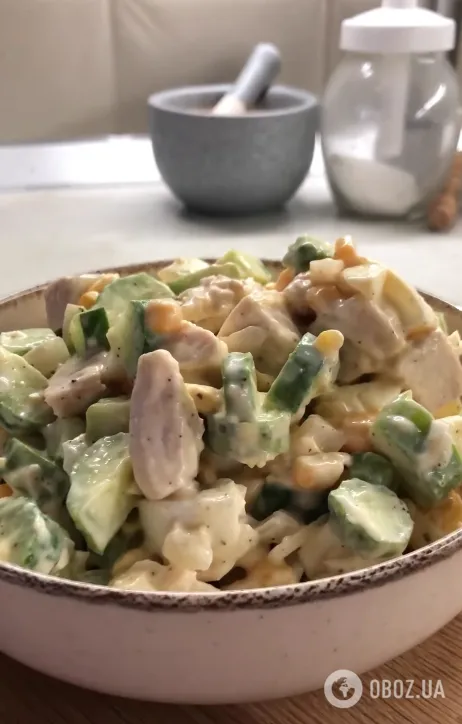 Вкусный салат с куриным филе и кукурузой: лучше обычного оливье