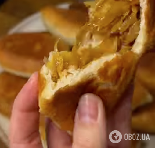 Пышные жареные пирожки с капустой для перекуса: готовятся 10 минут