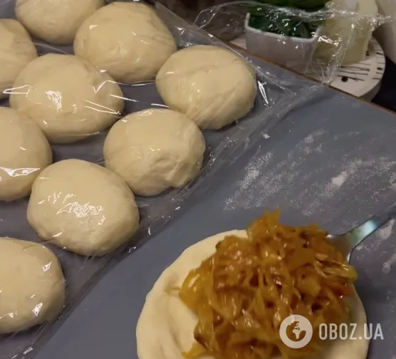 Пышные жареные пирожки с капустой для перекуса: готовятся 10 минут