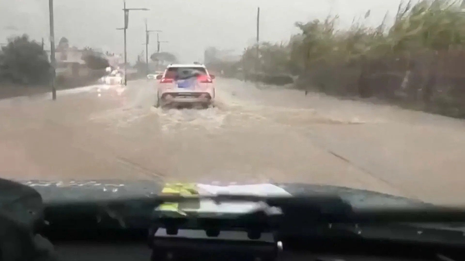 Испанию накрыл шторм "Элис": страна страдает от наводнения и транспортного коллапса. Фото и видео