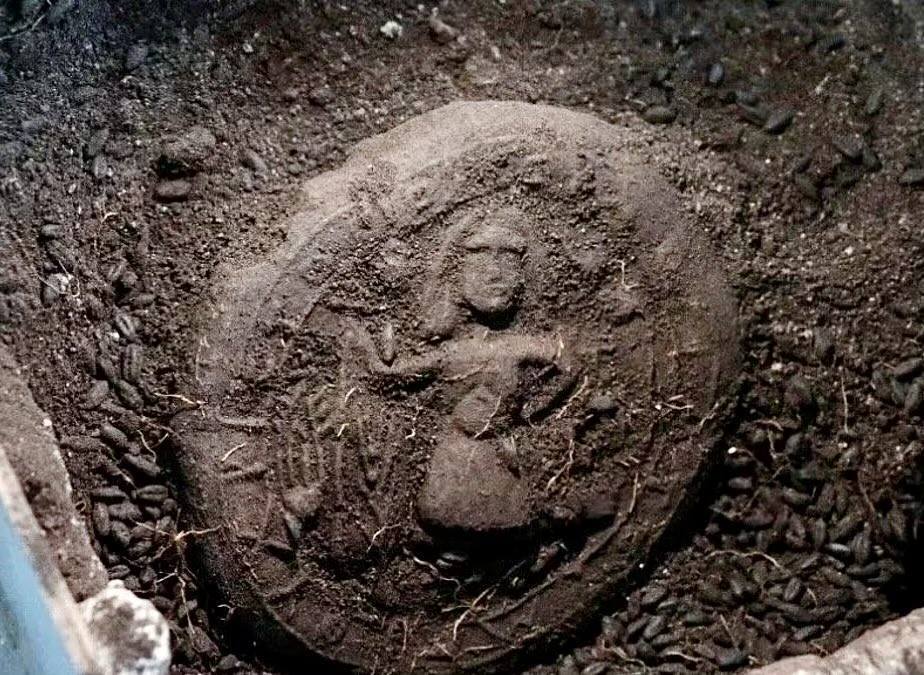 С изображением Иисуса: ученые нашли хлеб, которому 1300 лет. Фото