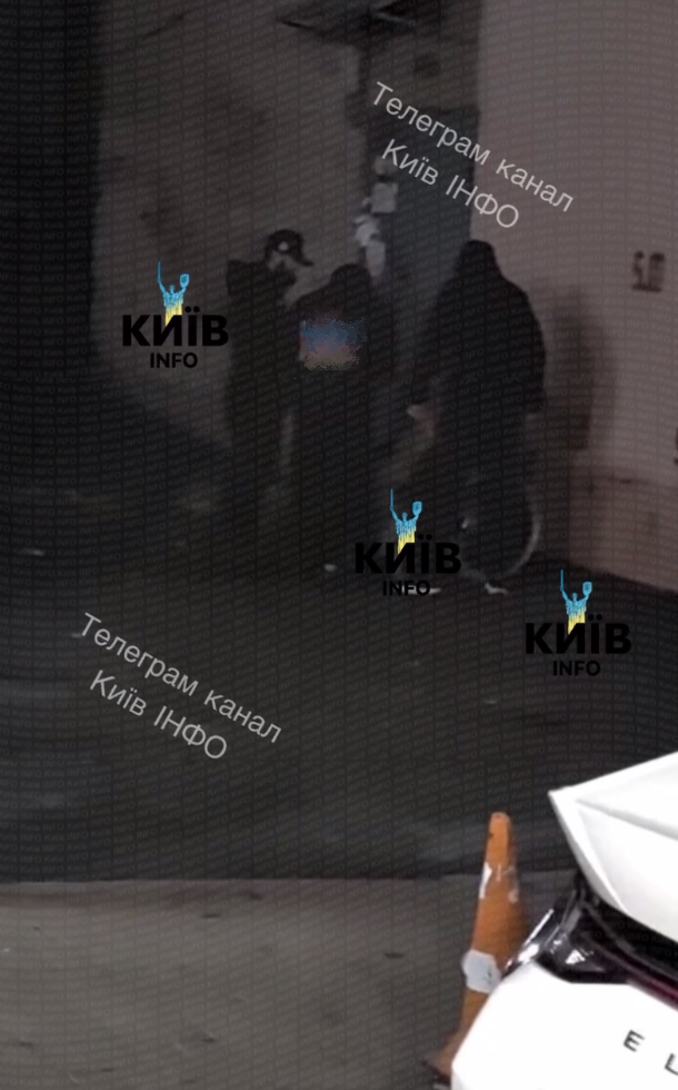 В Киеве трое мужчин напали на военного и сбросили его с кресла колесного. Подробности и видео
