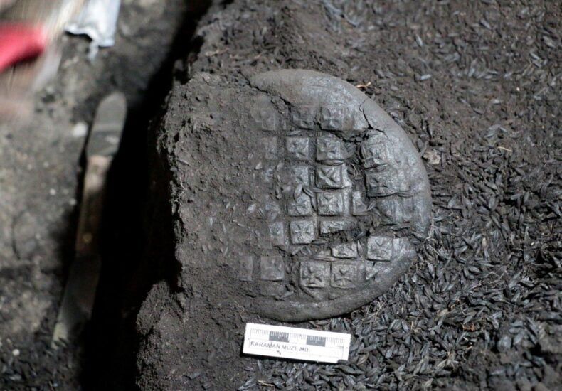 С изображением Иисуса: ученые нашли хлеб, которому 1300 лет. Фото