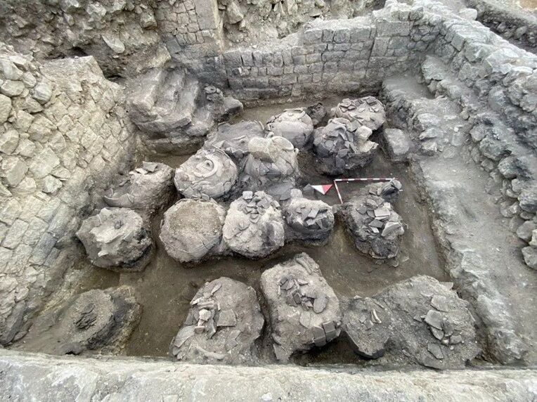 С изображением Иисуса: ученые нашли хлеб, которому 1300 лет. Фото