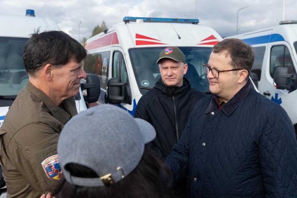Скорые уже на фронте: военные получили новую помощь от Фонда Порошенко и американской Ukraine Focus