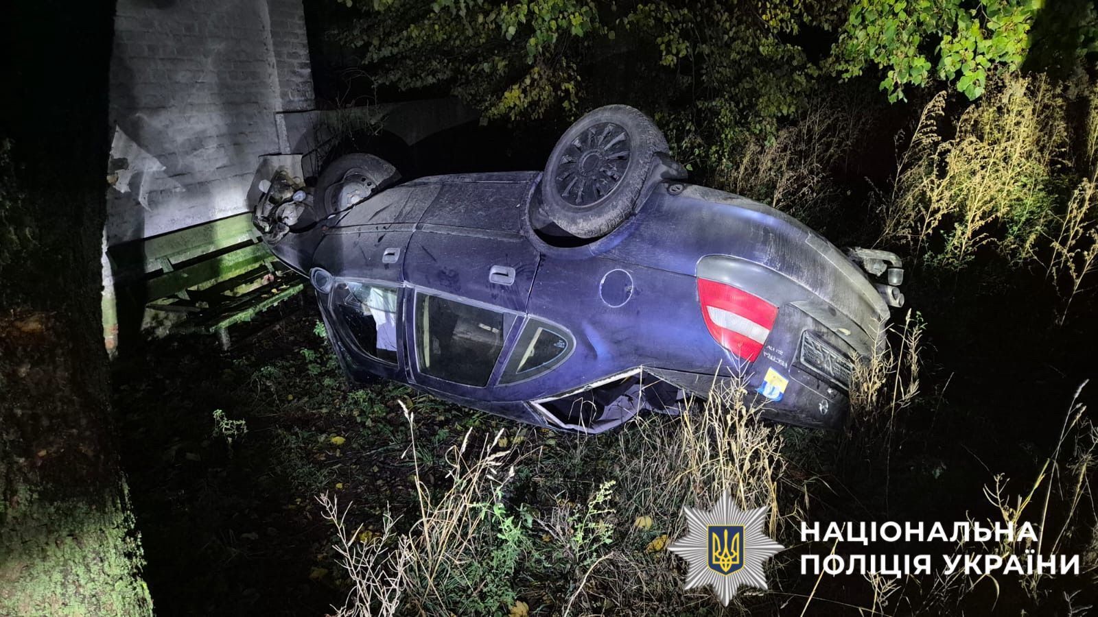 На Киевщине легковушка вылетела на обочину, "проскочила" между деревьев и перевернулась: есть пострадавшая. Подробности и фото