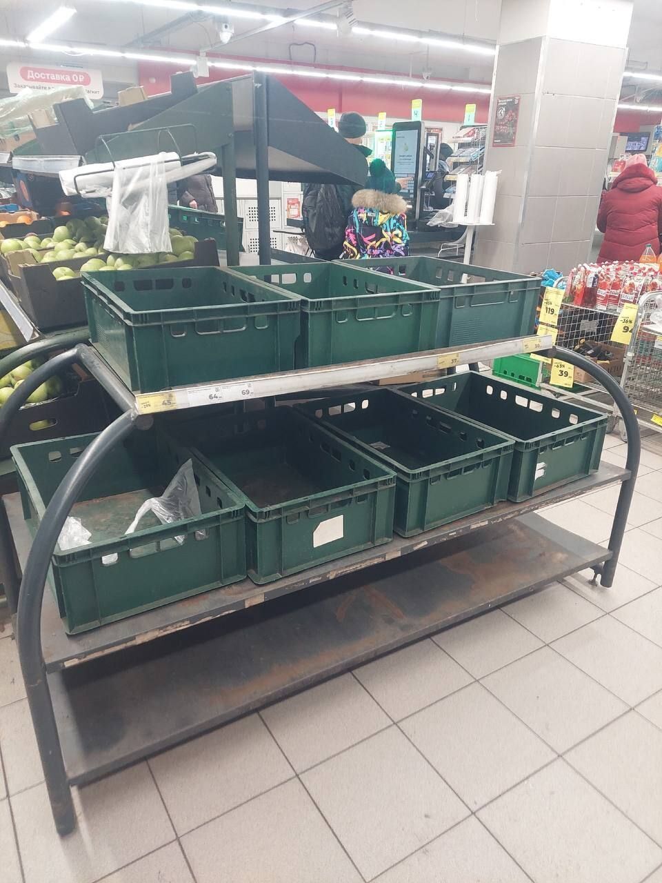 У Росії через війну закриваються супермаркети й магазини одягу: збіднілим росіянам не вистачає грошей на покупки найнеобхіднішого