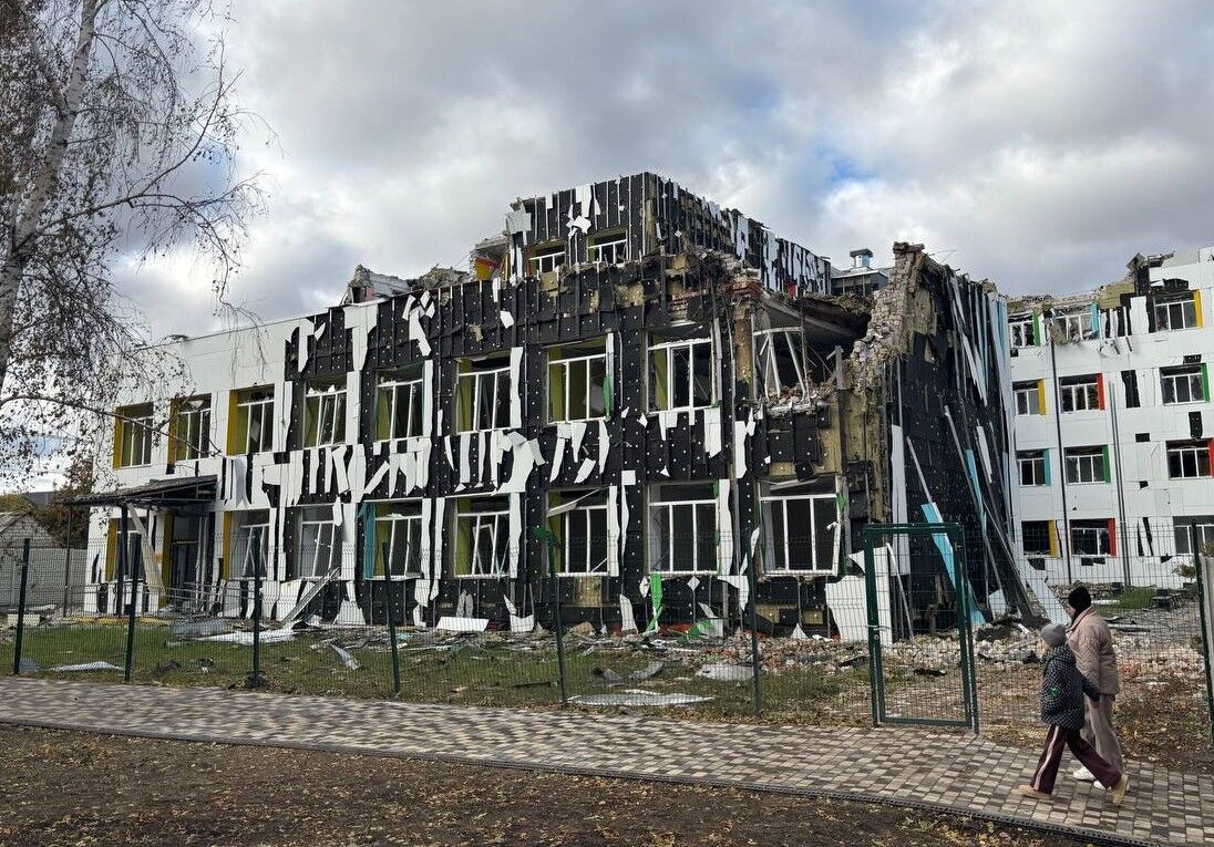 Оккупанты разбомбили лицей под Харьковом, только что отремонтированный за 200 млн. Фото