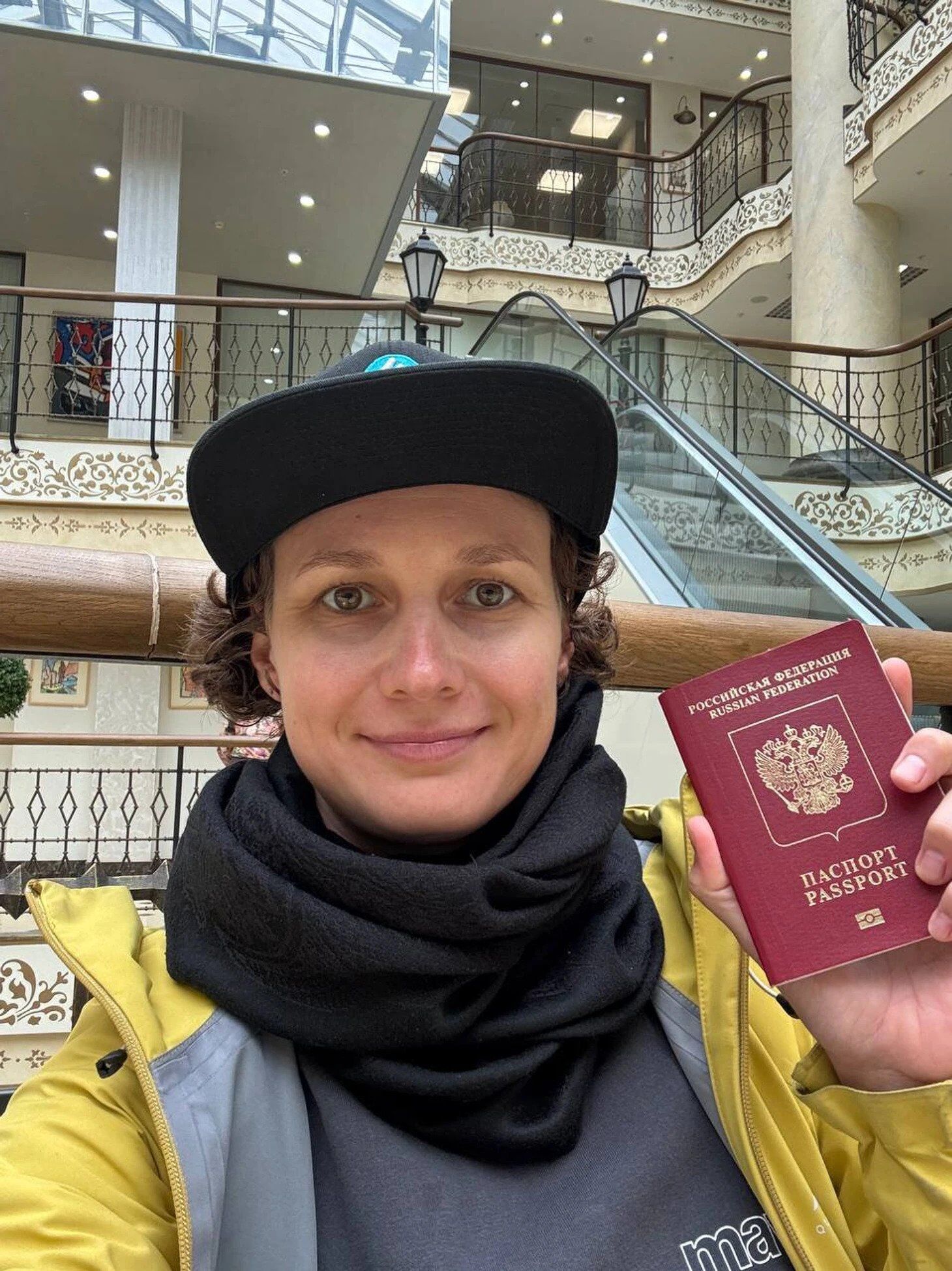 Российская велогонщица решила спеть гимн России на ЧМ в Нидерландах и получила ответку от латвийской спортсменки. Видео