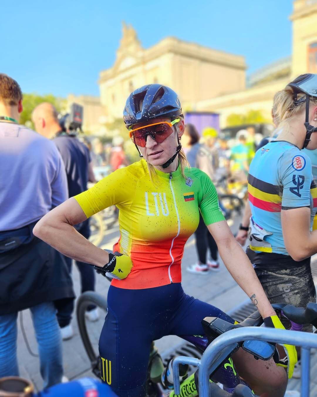 Российская велогонщица решила спеть гимн России на ЧМ в Нидерландах и получила ответку от латвийской спортсменки. Видео