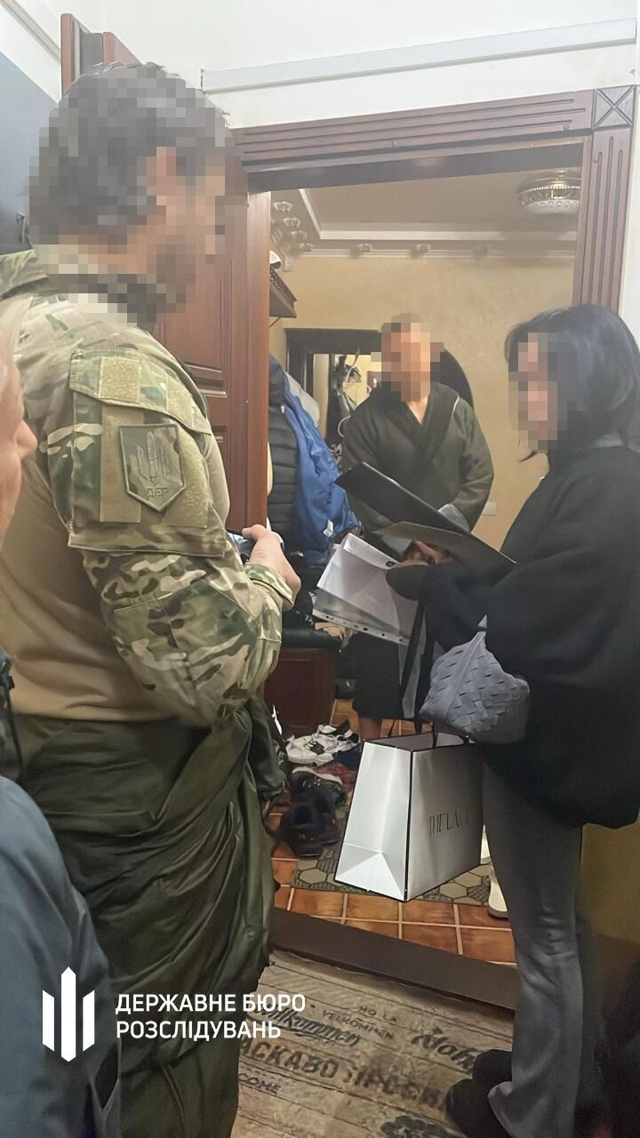 "Не вмешивался" за вознаграждение в $10 тыс.: ГБР разоблачило работника полиции, который способствовал незаконному выращиванию конопли. Фото