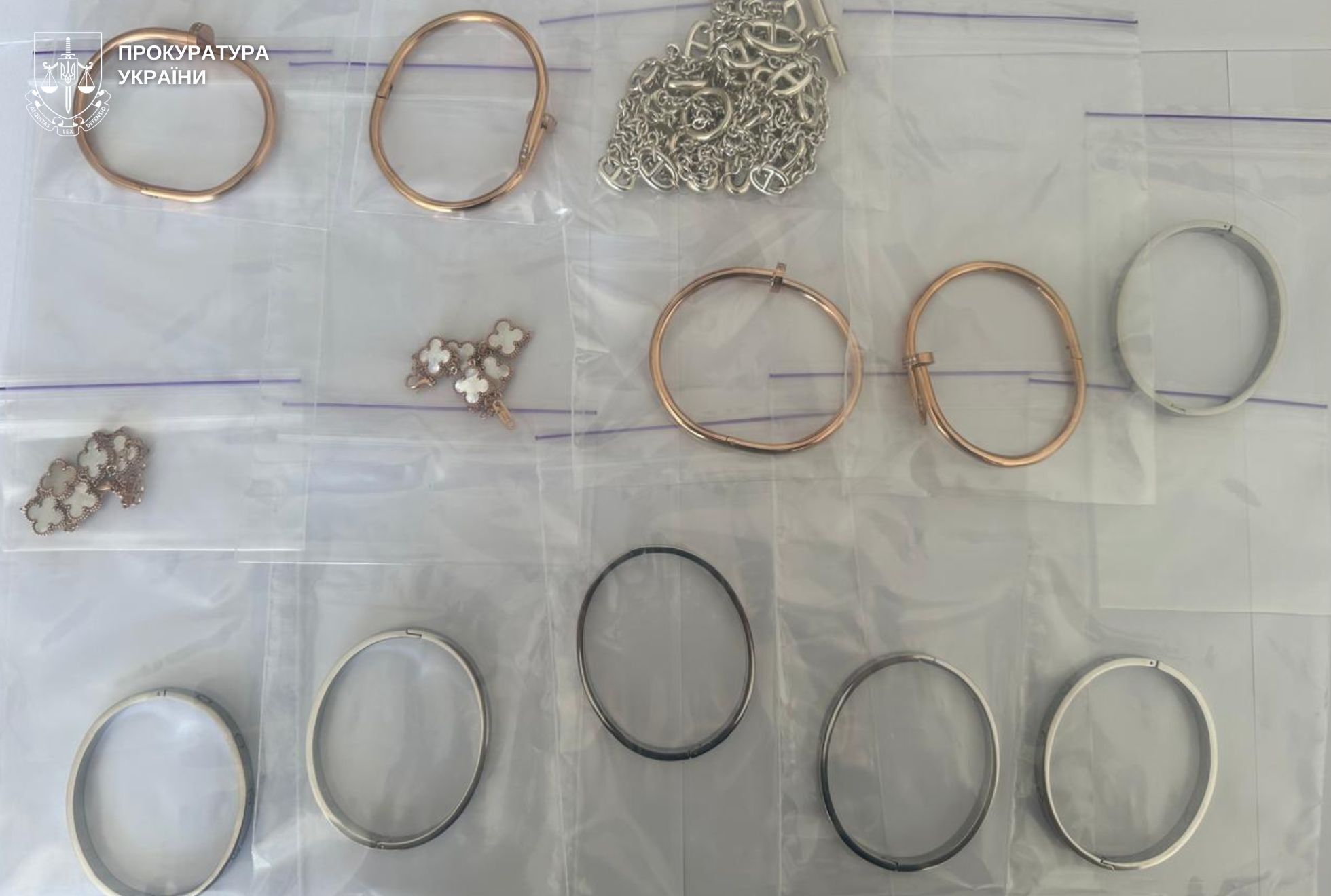 В Украину нелегально завозили драгоценности в Украине