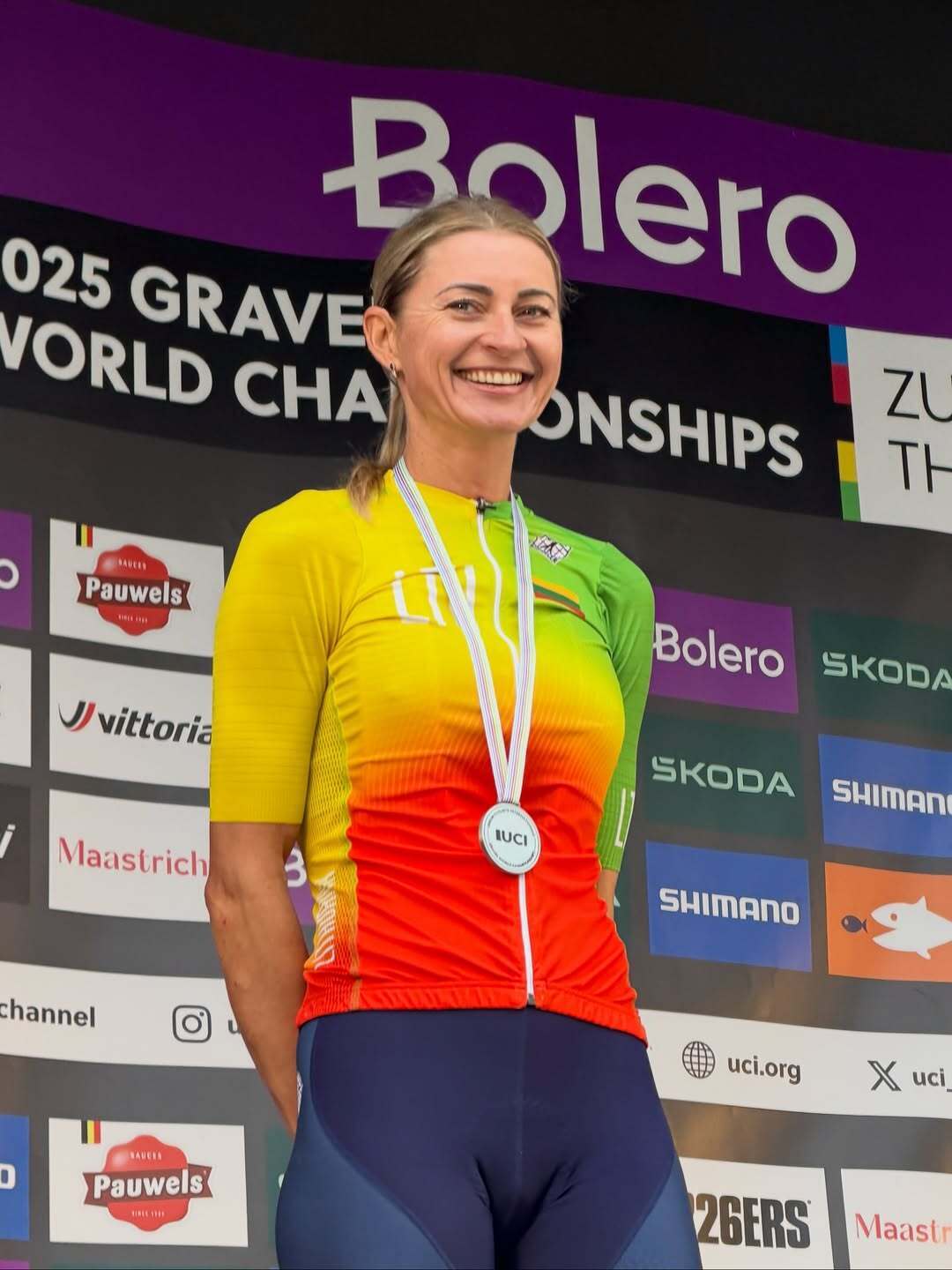 Российская велогонщица решила спеть гимн России на ЧМ в Нидерландах и получила ответку от латвийской спортсменки. Видео