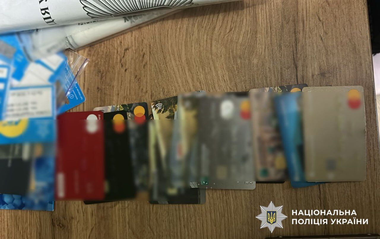 Банковские карты, изъятые во время обысков